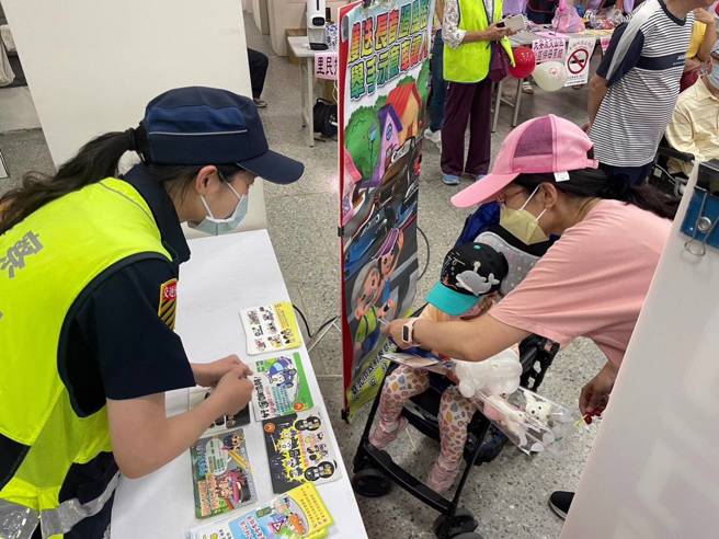 古风里办公处于今（6）日10时0分至12时0分在辛亥区民活动中心举办「古风里母亲节感恩音乐会暨资源回收宣导活动」，大安分局特别利用民眾参与活动之时机，加强银髮族的交通安全及反诈骗宣导。（图／警方提供）