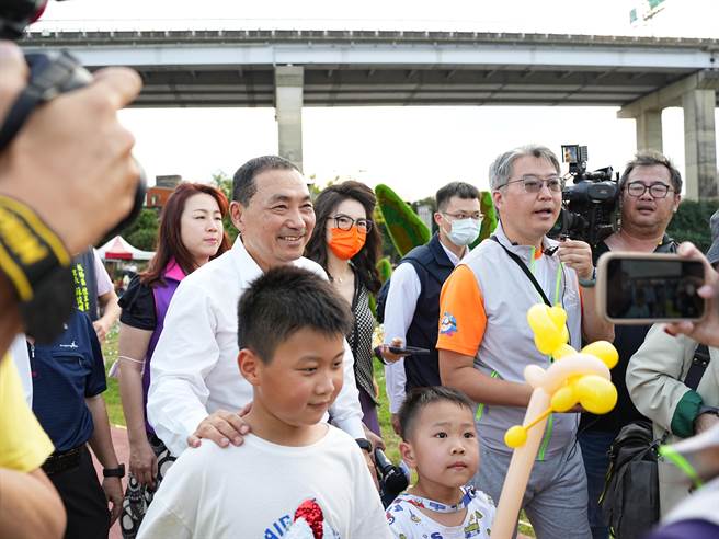 新北市长侯友宜今也到现场视察布展成果，现场游客见侯友宜接热情抢着合影留念，他也与创作生命之树彩蛋的小朋友互动拍照。(黄敬文摄)