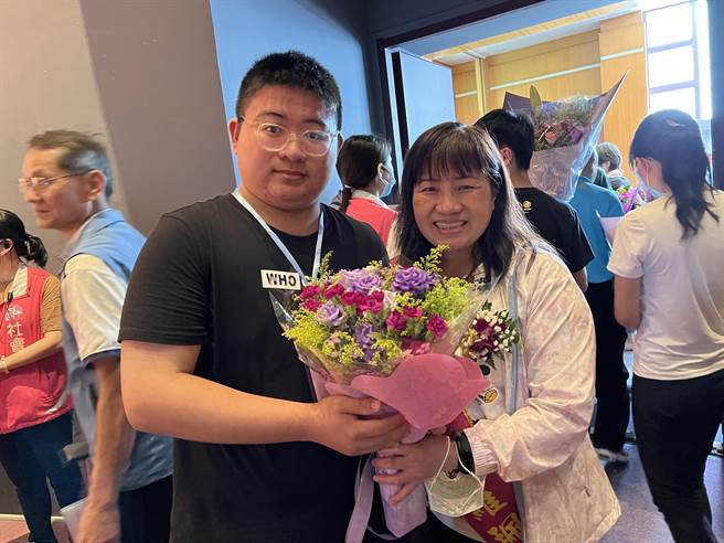 单亲又曾罹癌的罗佩梦，独自拉拔2个儿子长大，其中大儿子患有唐氏症，她一路挺过难关，展现不被命运打垮的韧性，6日获选为桃园市模范母亲，陪同到场的小儿子也与有荣焉。（蔡依珍摄）