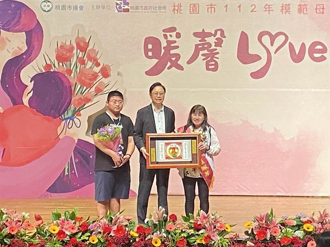 单亲又曾罹癌的罗佩梦，独自拉拔2个儿子长大，其中大儿子患有唐氏症，她一路挺过难关，展现不被命运打垮的韧性，6日获选为桃园市模范母亲，陪同到场的小儿子也与有荣焉。（蔡依珍摄）
