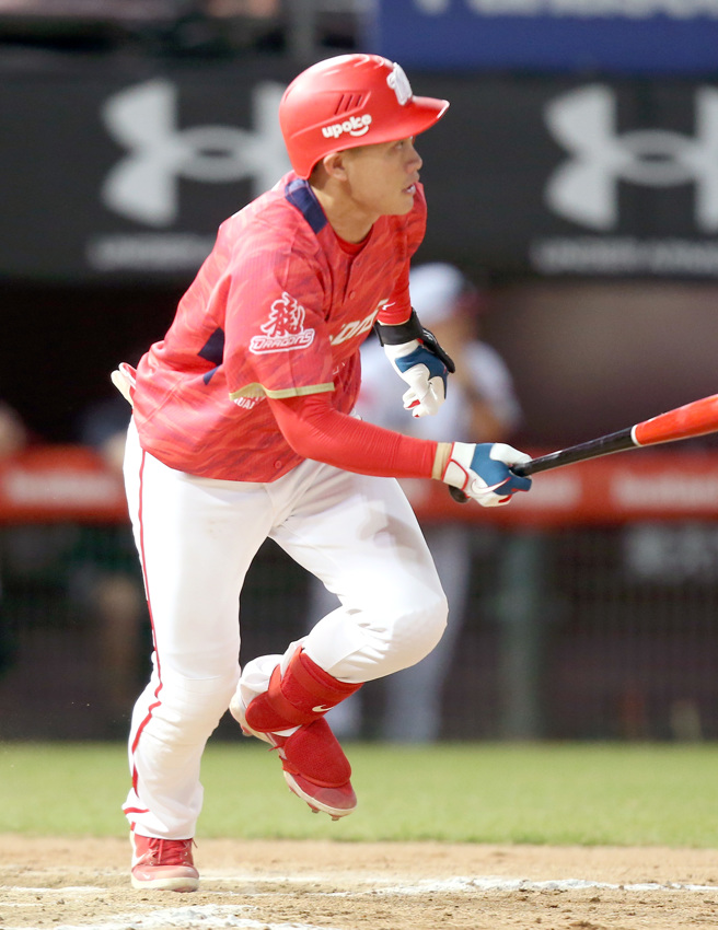 味全龙刘基鸿6局上击出2分炮。（范扬光摄）