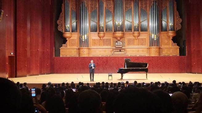 钢琴家布赫宾德2023年在台7场音乐会，演出贝多芬32首钢琴奏鸣曲的最终场，他将最后三首长篇幅作品一气呵成弹完，没有中场休息，耗时近一个小时，最后全场观眾沸腾，起立鼓掌，布赫宾德也以中文连说了两次：「感谢你。」（李欣恬摄）