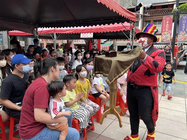 桃园景福宫化身游乐园，庙埕挤满亲子同欢。(蔡依珍摄)