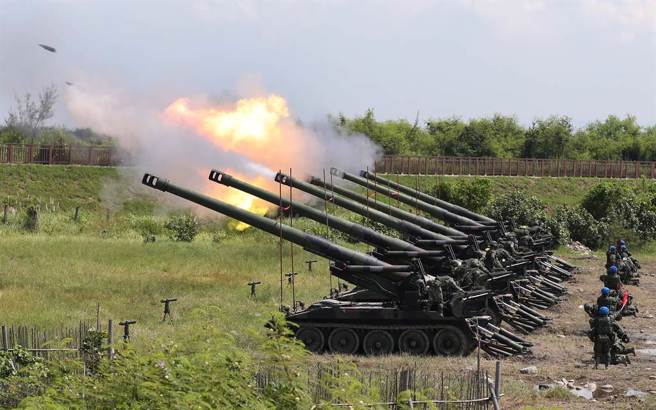 图为2021年国军「汉光37号演习实兵验证」，模拟对方在甲南海滩准备登陆进犯，国军M110A2自走炮齐射。（资料照，黄国峰摄）