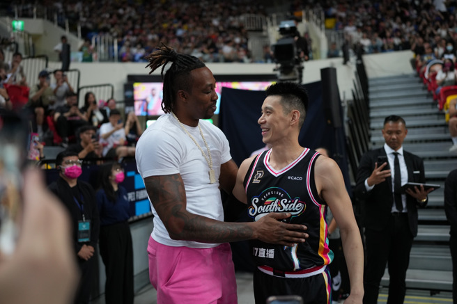 魔兽（左）、林书豪（右）赛前相见欢。（高雄17直播钢铁人提供）