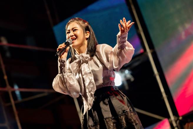 黃妃為黑鮪魚季熱鬧開唱。(屏縣府提供)