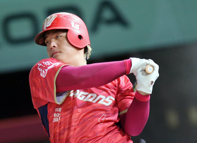 味全龙吉力吉捞・巩冠。（范扬光摄）