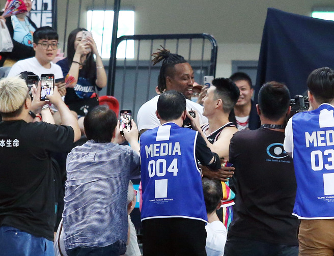 魔兽现身场边和林书豪拥抱致意。（图／中央社）