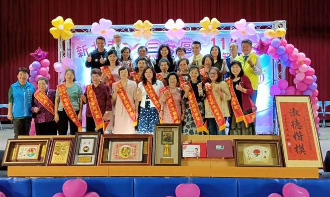 三芝区公所今(6)日在三芝国中活动中心，举办「新北市三芝区112年模范母亲表扬典礼」，表扬14位区级模范母亲。(黄敬文翻摄)