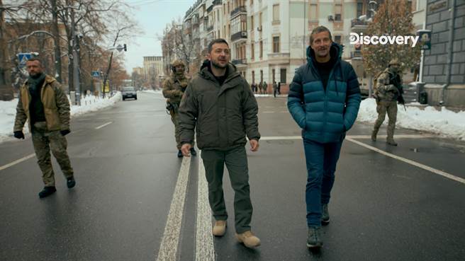 贝尔与泽伦斯基在戒护下漫步基辅街头，见证乌克兰人的韧性。（Discovery提供）