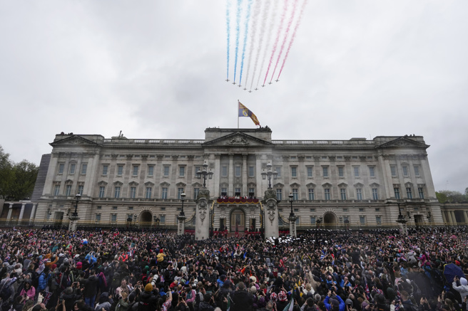 英王查尔斯三世与王后卡蜜拉现身白金汉宫阳台向群眾挥手致意时，英国皇家空军红箭小组编队飞越上空。（美联社）