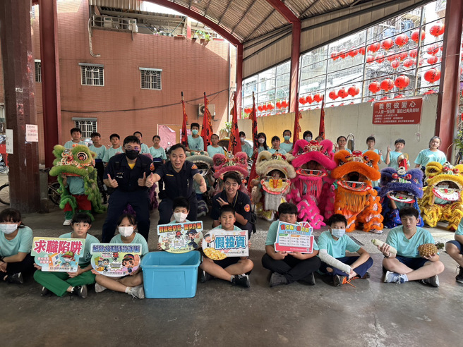 板桥警分局沙崙派出所结合辖区内沙崙国小校庆活动，特于昨（5）日该校庆前夕结合圣火遶境单元实施防诈骗宣导获良好回应。（图／警方提供）