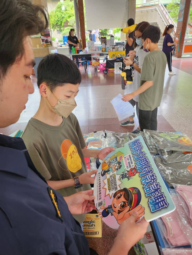 板桥警分局沙崙派出所结合辖区内沙崙国小校庆活动，特于昨（5）日该校庆前夕结合圣火遶境单元实施防诈骗宣导获良好回应。（图／警方提供）