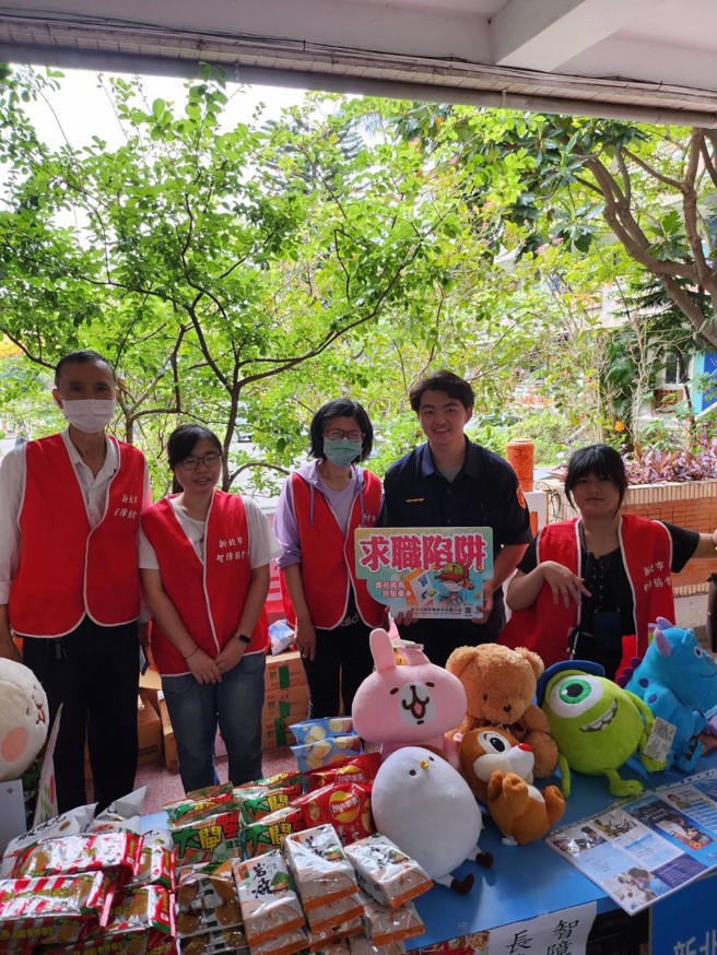 板桥警分局沙崙派出所结合辖区内沙崙国小校庆活动，特于昨（5）日该校庆前夕结合圣火遶境单元实施防诈骗宣导获良好回应。（图／警方提供）