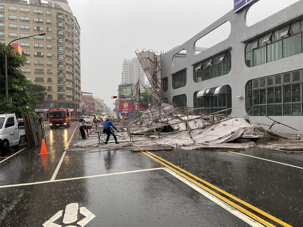 高雄市左營區崇德路與博愛路口一棟約2層樓高的建物，今天中午12時發生約6米高的施工鷹架突然倒榻倒，警方目前正趕到現場交通指揮及瞭解狀況，初步了解有4輛車受損，無人受傷。（警方提供／林雅惠高雄傳真）