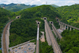 中國高鐵真狂魔！貴州單座山鑿5條隧道架5座大橋圖片超震撼
