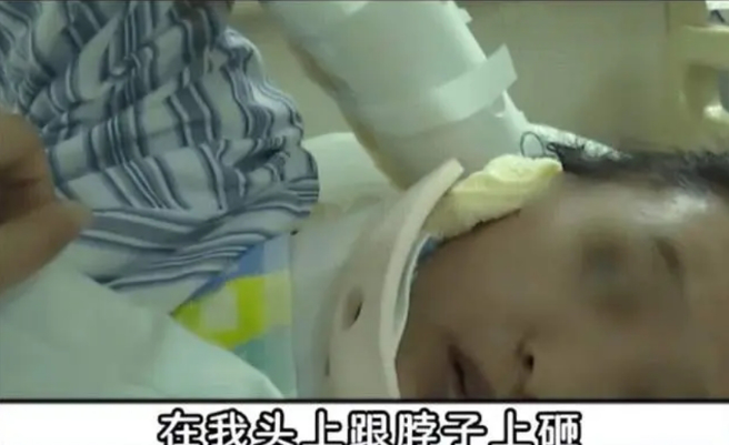 女驾驶坚持不让，坐回车上滑手机，遭多名车主拉下车围殴，醒来时发现自己在医院。(图／bilibili)