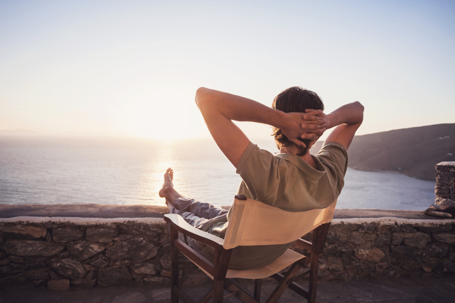 晒太阳可让人体自然合成维生素D。（示意图／Shutterstock）