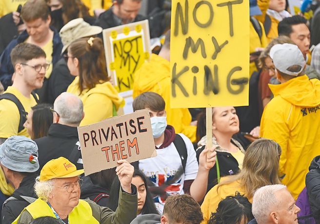 英国民眾6日在查尔斯三世加冕典礼之前，在特拉法加广场举着写有「不是我的国王」的标语牌抗议。（美联社）