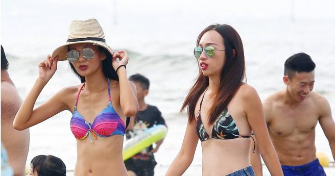 到海边戏水，除了帮皮肤防晒，也要记得戴太阳眼镜保护眼睛，以免紫外线穿透眼底造成不可逆的伤害。（示意图／报系资料库）