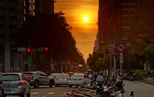 多数人开车时，只有阳光刺眼时才会戴上太阳眼镜，医师提醒紫外线其实时时都在伤害眼睛，长期恐让白内障提早上门。（示意图／报系资料库）