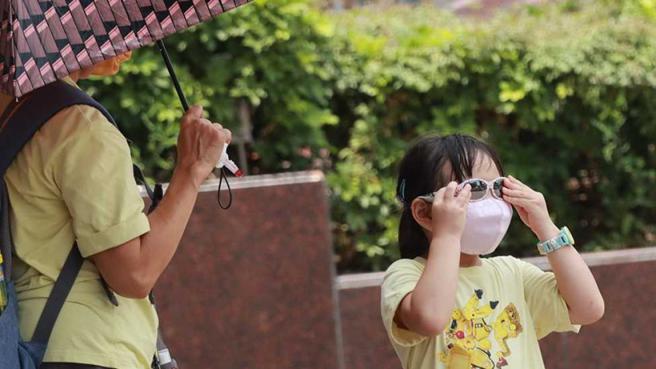 相较于成人，孩童眼睛的水晶体特别清澈，所以紫外线照射时也会直达眼底，造成更大的伤害，建议外出一定要戴太阳眼镜。（示意图／报系资料库）