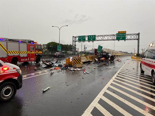 西屯区台74号道14.6k（北屯二）往东出口 (往松竹路三段）发生了一起严重的车祸。（民眾提供／冯惠宜台中传真）