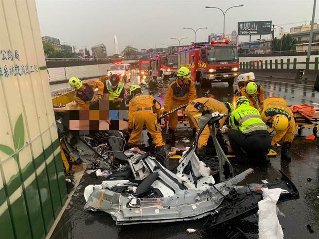 西屯区台74号道14.6k（北屯二）往东出口 (往松竹路三段）发生了一起严重的车祸。（民眾提供／冯惠宜台中传真）