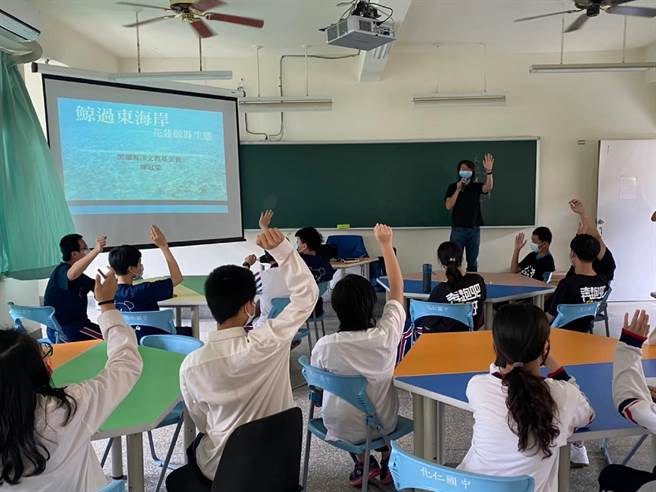 花莲县政府推广海洋保育理念，与中央、民间团体系手合作，编制2份鲸豚保育教案提供教育推广使用，透过认识花莲海域常见鲸豚，唤起学童保育观念。（花莲县政府提供／罗亦晽花莲传真）