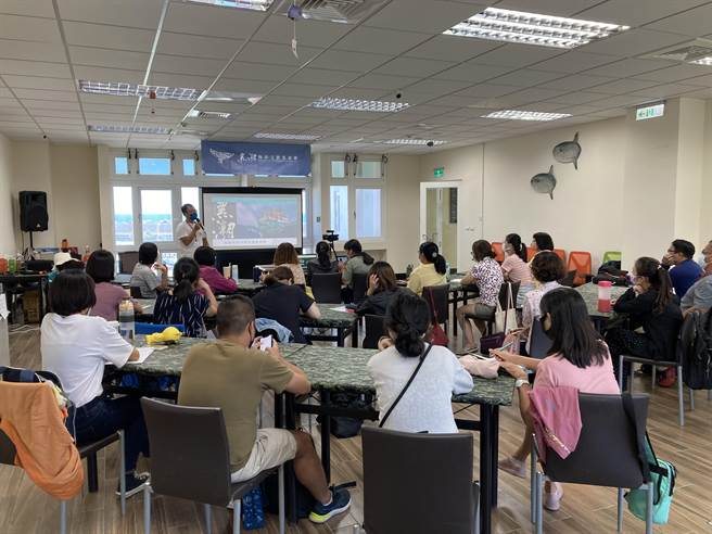 花莲县政府推广海洋保育理念，与中央、民间团体系手合作，编制2份鲸豚保育教案提供教育推广使用，透过认识花莲海域常见鲸豚，唤起学童保育观念。（花莲县政府提供／罗亦晽花莲传真）