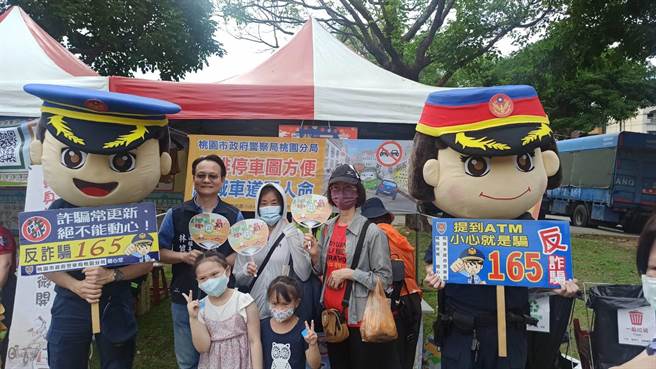 搭妈祖热潮，桃警宣导防诈、礼让行人。(警方提供／蔡依珍桃园传真)