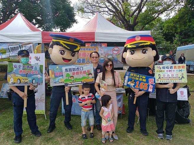 搭妈祖热潮，桃警宣导防诈、礼让行人。(警方提供／蔡依珍桃园传真)