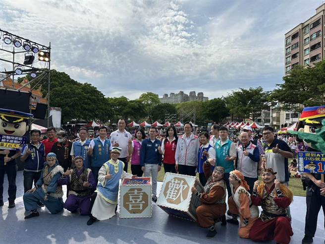 搭妈祖热潮，桃警宣导防诈、礼让行人。(警方提供／蔡依珍桃园传真)