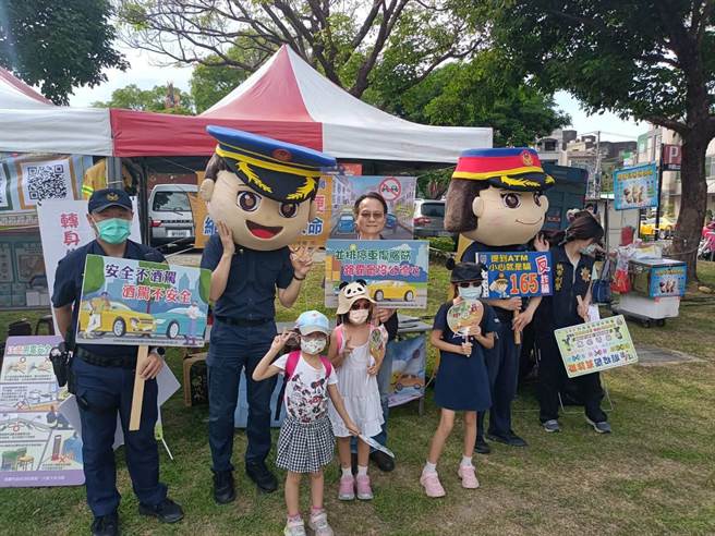 搭妈祖热潮，桃警宣导防诈、礼让行人。(警方提供／蔡依珍桃园传真)