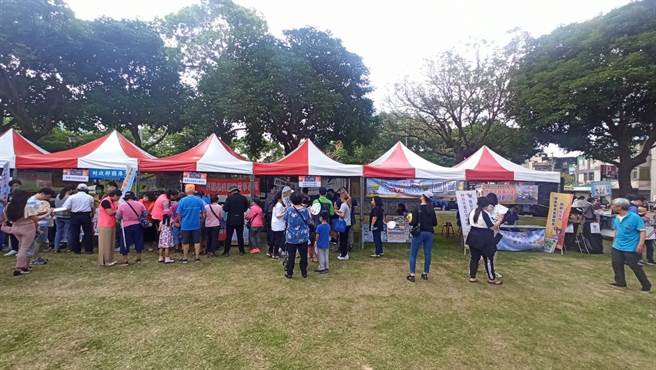 搭妈祖热潮，桃警宣导防诈、礼让行人。(警方提供／蔡依珍桃园传真)