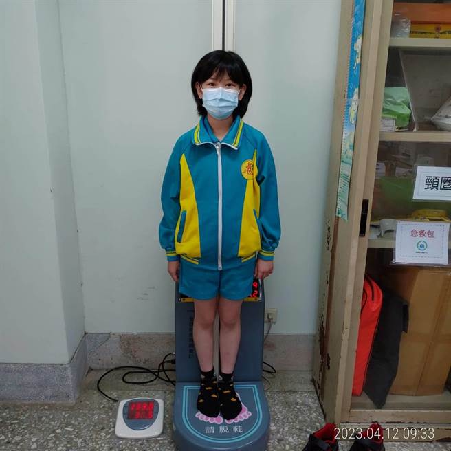 教育部国教署补助国中小经费以充实健康中心设备，图是学生使用身高体重测量器情形。（教育部提供／林志成台北传真）