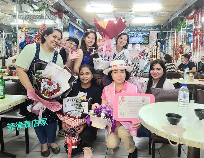 江春瑟（戴帽者）投入志工服务达7年，目前在东协广场协助移工解决问题，多年来已化身移工生活上好导师。（江春瑟提供／陈淑娥台中传真）