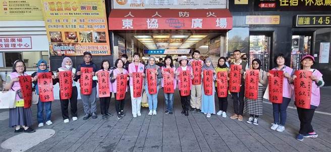 江春瑟（右8）投入志工服务达7年，目前在东协广场协助移工解决问题，多年来已化身移工生活上好导师。（江春瑟提供／陈淑娥台中传真）