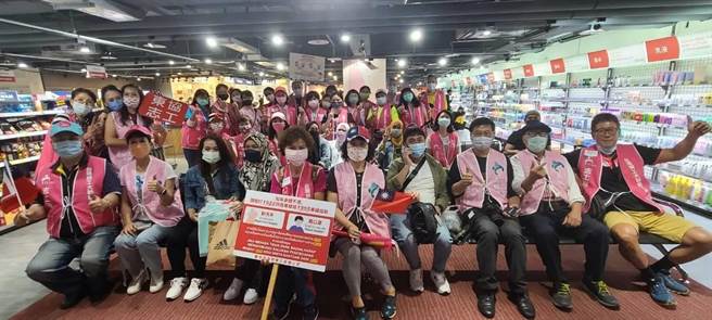 江春瑟投入志工服务达7年，目前在东协广场协助移工解决问题，多年来已化身移工生活上好导师。（江春瑟提供／陈淑娥台中传真）