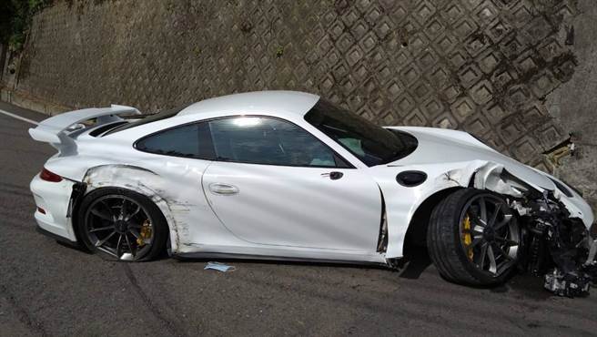 车辆右侧严重损坏。（翻摄照片／李京升苗栗传真）