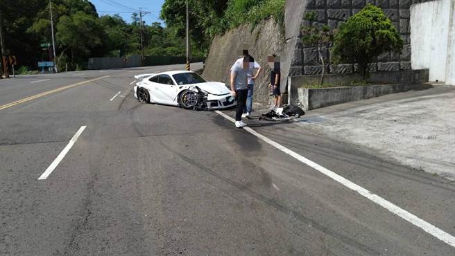 温男疑似转弯过快导致车祸发生。（翻摄照片／李京升苗栗传真)