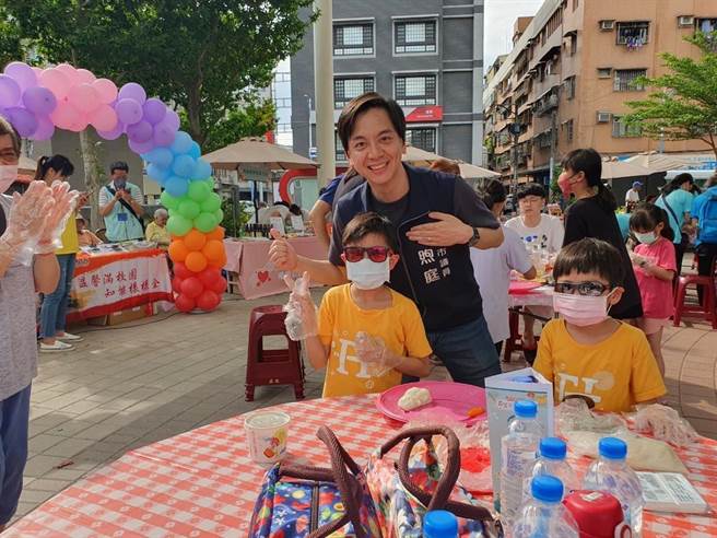 争取国民党提名的桃园市议员牛煦庭勤跑基层，他昨天跑场时遇到同名「煦庭」的小男孩。(牛煦庭提供／蔡依珍桃园传真)