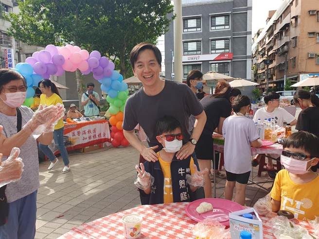 争取国民党提名的桃园市议员牛煦庭勤跑基层，他昨天跑场时遇到同名「煦庭」的小男孩。(牛煦庭提供／蔡依珍桃园传真)
