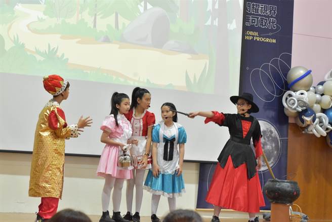 华盛顿小学环球视野班孩子6日毕业公演，透过戏剧响应联合国永续发展目标(SDGs)，图为《口琴使者》表演。（陈淑娥摄）