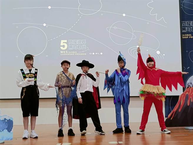 华盛顿小学环球视野班孩子6日毕业公演，透过戏剧响应联合国永续发展目标(SDGs)，图为《人鱼男孩》表演。（陈淑娥摄）