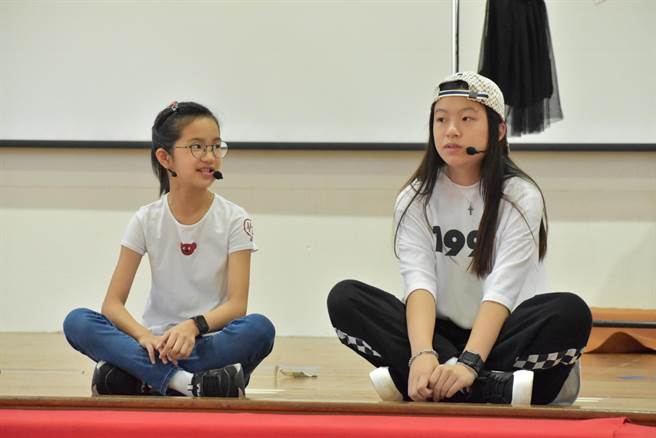 华盛顿小学环球视野班孩子6日毕业公演，透过戏剧响应联合国永续发展目标(SDGs)，图为《我永远站在鸡蛋那一边》的刘庭妤（左）。（陈淑娥摄）