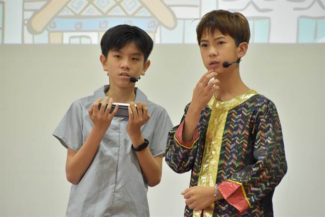 华盛顿小学环球视野班孩子6日毕业公演，透过戏剧响应联合国永续发展目标(SDGs)，图为《口琴使者》的杨宥轩（右）。（陈淑娥摄）