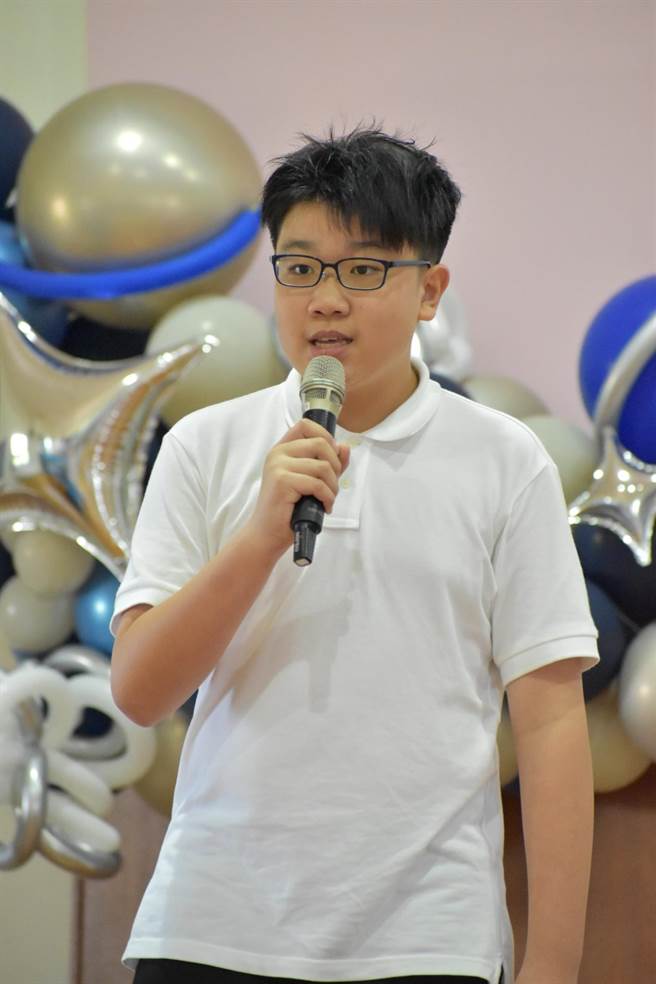 华盛顿小学环球视野班孩子6日毕业公演，透过戏剧响应联合国永续发展目标(SDGs)，图为《口琴使者》旁白的蓝咏议。（陈淑娥摄）