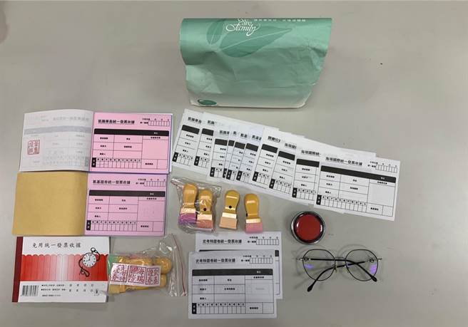 员警为避免民眾财物损失，便在徵得当事人同意后将130万元现金、存折（内有170万元）及印章等保管于证物室，待该女子认清遭诈骗后再发还。（翻摄照片／王惠慧新竹传真）