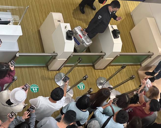 星宇因航班调度失当，导致乘客滞留，张国炜亲赴东京道歉。（Mao Mi Chang授权提供）